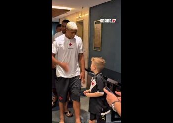 Sócios do Vasco tiveram encontro com os atletas em Porto Alegre.