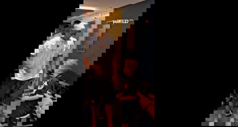 Jogador de futebol com criança no hotel.