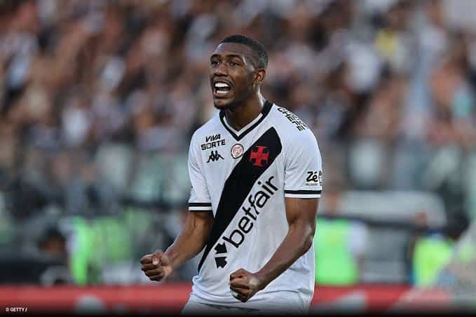 Vasco da Gama celebra gol em campo.
