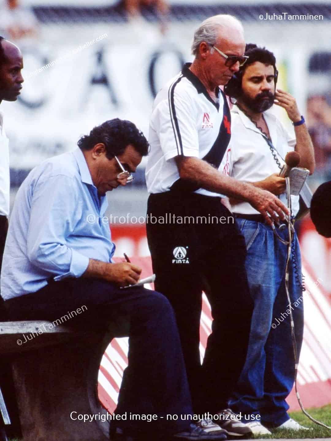 Camisa branca com preto e homem velho com óculos escuros.