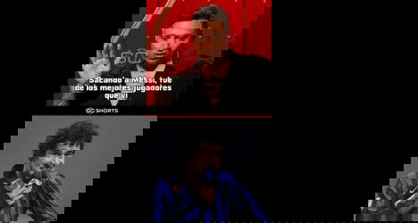 Jogador do Vasco segurando uma camisa azul e preta.