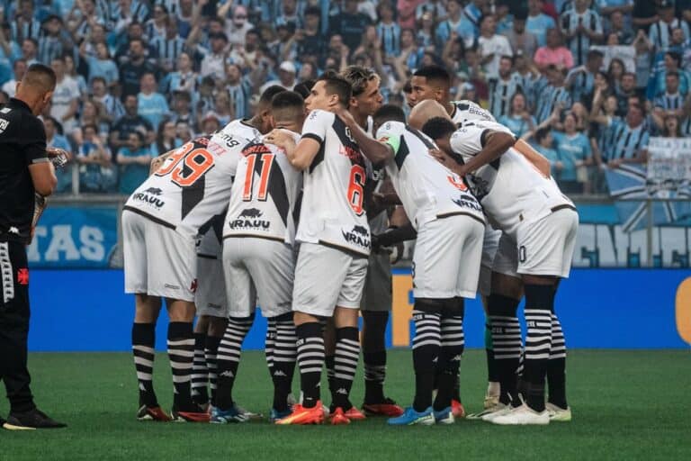 Jogadores do Vasco comemorando homenagem no campo.