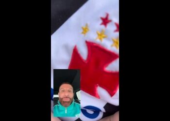 Pequena vascaína com câncer é homenageada por jogadores e por Pedrinho.