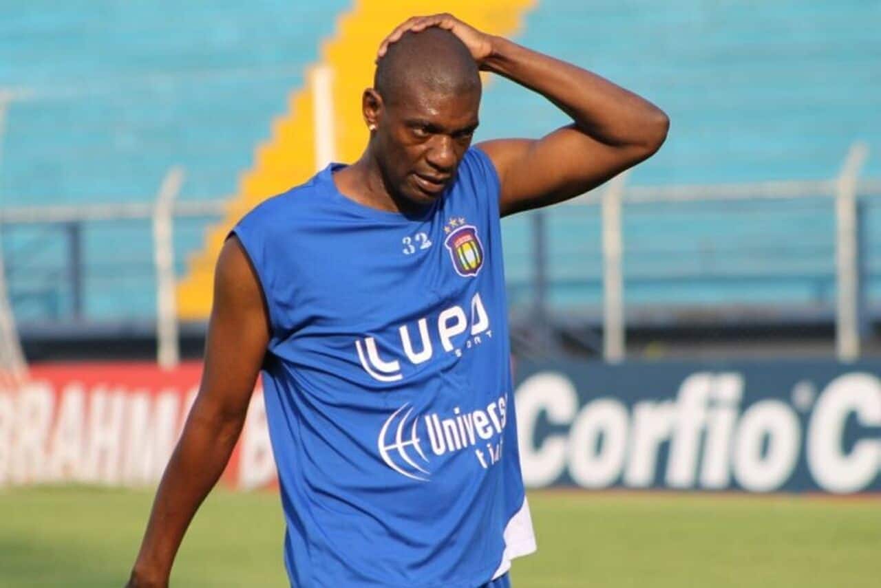 1. Jogador do Vasco em treino 2. Jogador do Vasco emocionado após partida 3. Jogador do Vasco no campo de futebol com expressão pensativa.