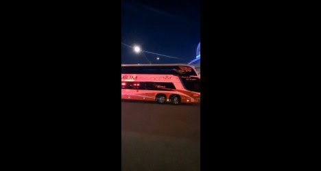 Ônibus do Vasco em movimento à noite.