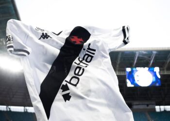 Vasco enfrentará o Grêmio: vestido de branco com faixa diagonal preta.