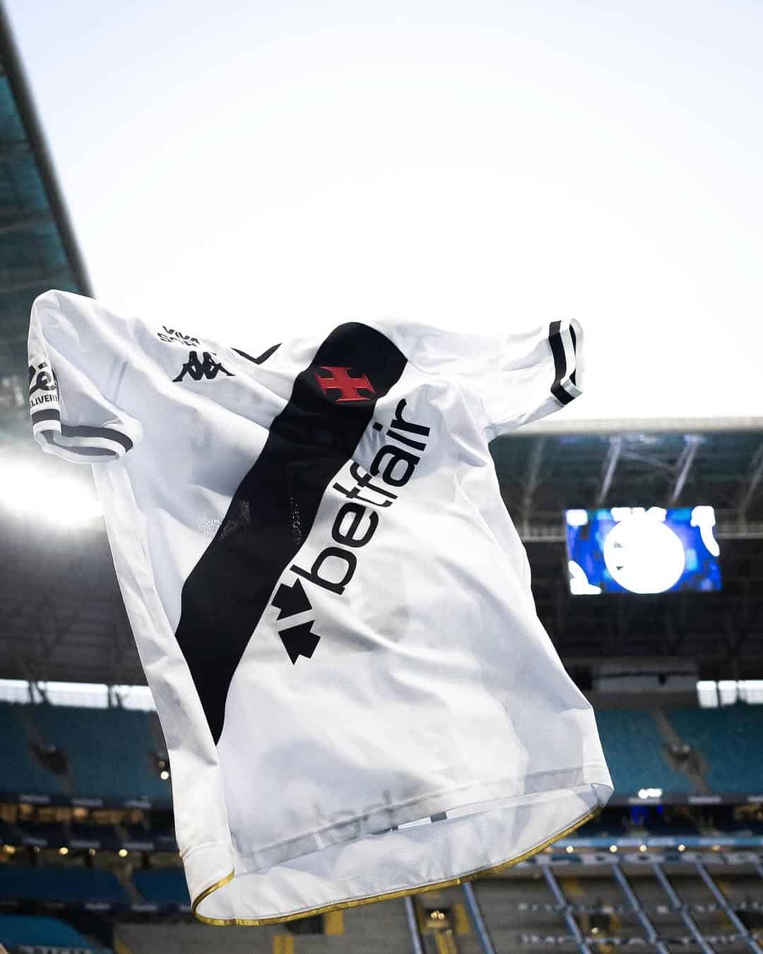 ALT: Camiseta do Vasco voando no estádio.