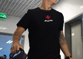 Vasca ofensor das cores preto e vermelho.