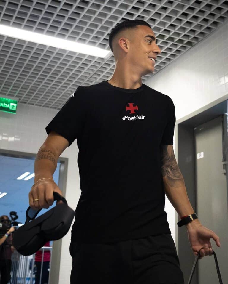 Vasca ofensor das cores preto e vermelho.