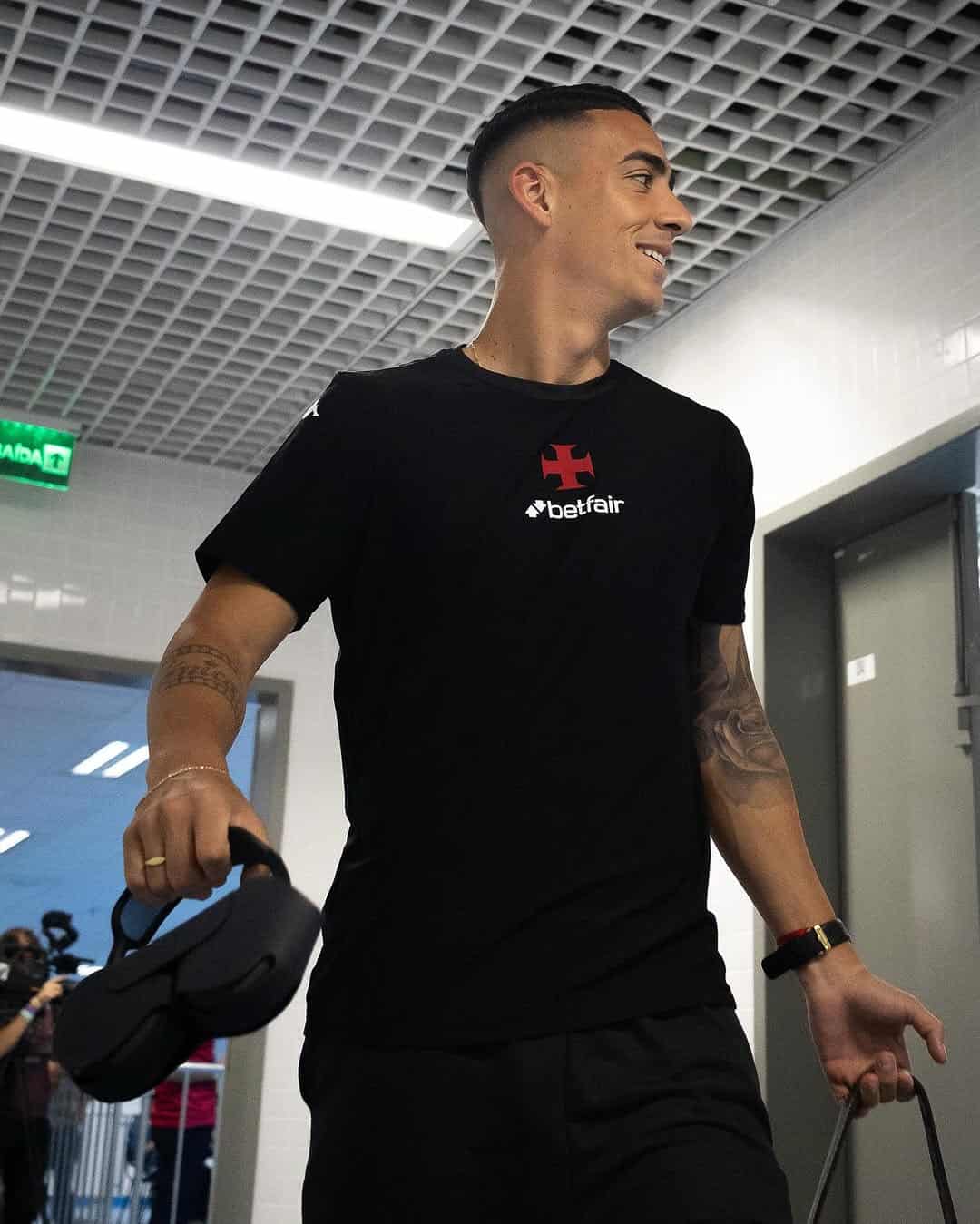 Vasca ofensor das cores preto e vermelho.