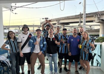 Vasca de futebol do Vasco com torcedores sorrindo.
