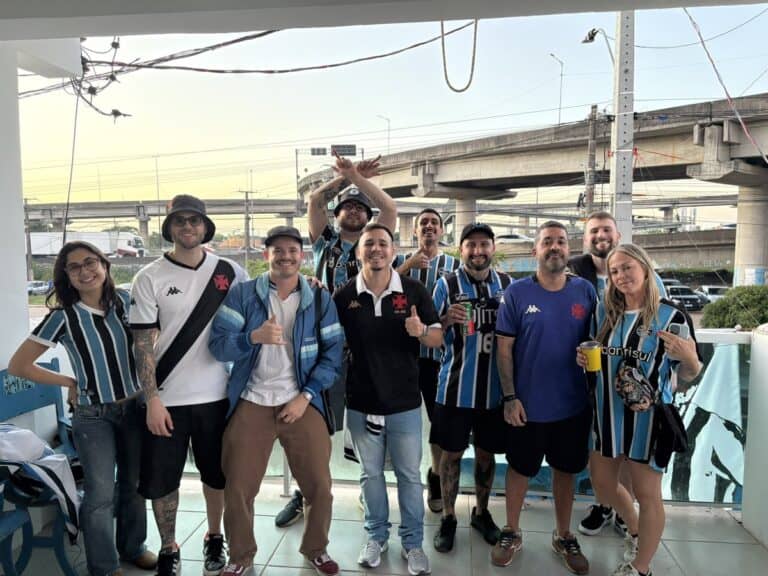 Vasca de futebol do Vasco com torcedores sorrindo.