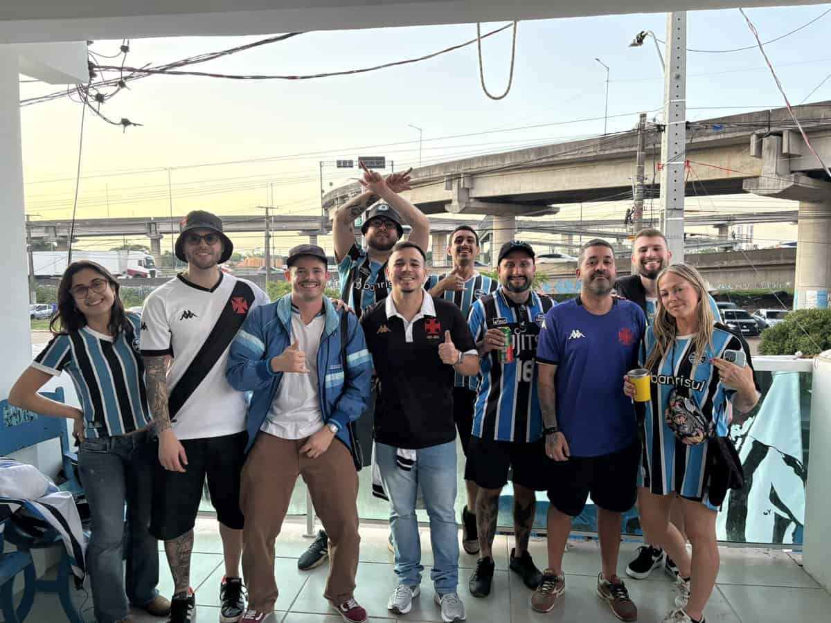 Vasca de futebol do Vasco com torcedores sorrindo.