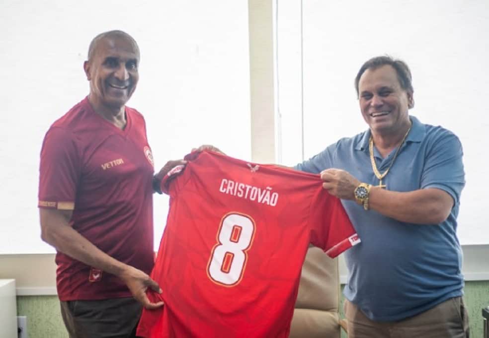 1. Jogadores do Vasco com camisa autografada.