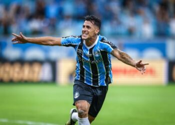 Grêmio realiza alteração de última hora e coloca Pavón na vaga de Alysson antes da partida contra o Vasco.