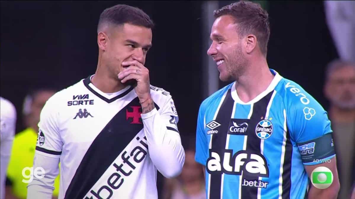Jogadores do Vasco e Grêmio sorrindo juntos.