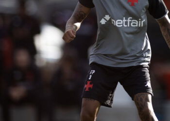 Jogador do Vasco controlando a bola durante treino ou partida.