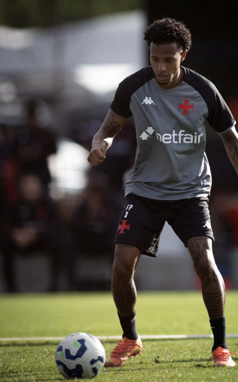 Jogador do Vasco controlando a bola durante treino ou partida.