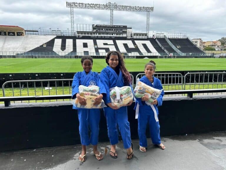 1. Jovens judocas no estádio do Vasco.
