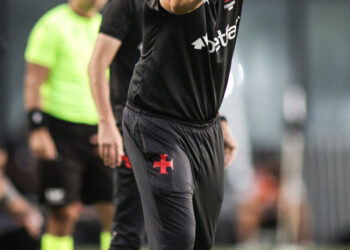 Agressor técnico do time Vasco na linha de campo.