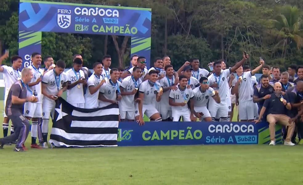 20251120-124338-1-6-time-do-botafogo-comemora-titulo-do-carioca-sub-20-sobre-o-vasco-foto-reproducao-1 Campeões comemorando no campo.