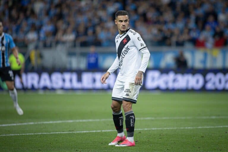 Jogador do Vasco em campo durante partida.