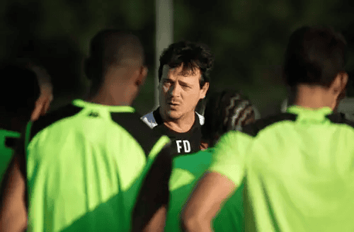 Treinador dando instruções aos jogadores do Vasco.