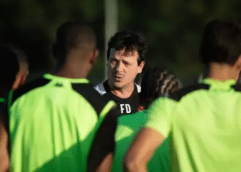 Treinador orientando jogadores na orientação técnica.