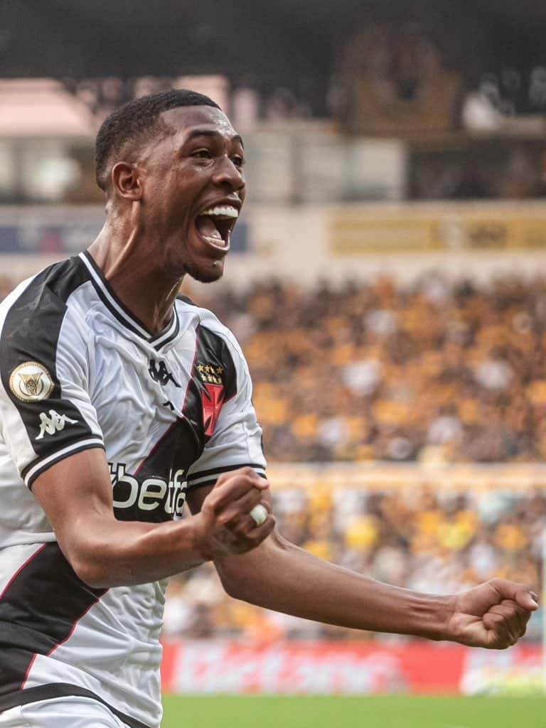 1. Jogador do Vasco comemorando gol.