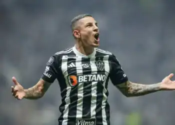 Goleiro do Atlético Mineiro comemorando vitória.