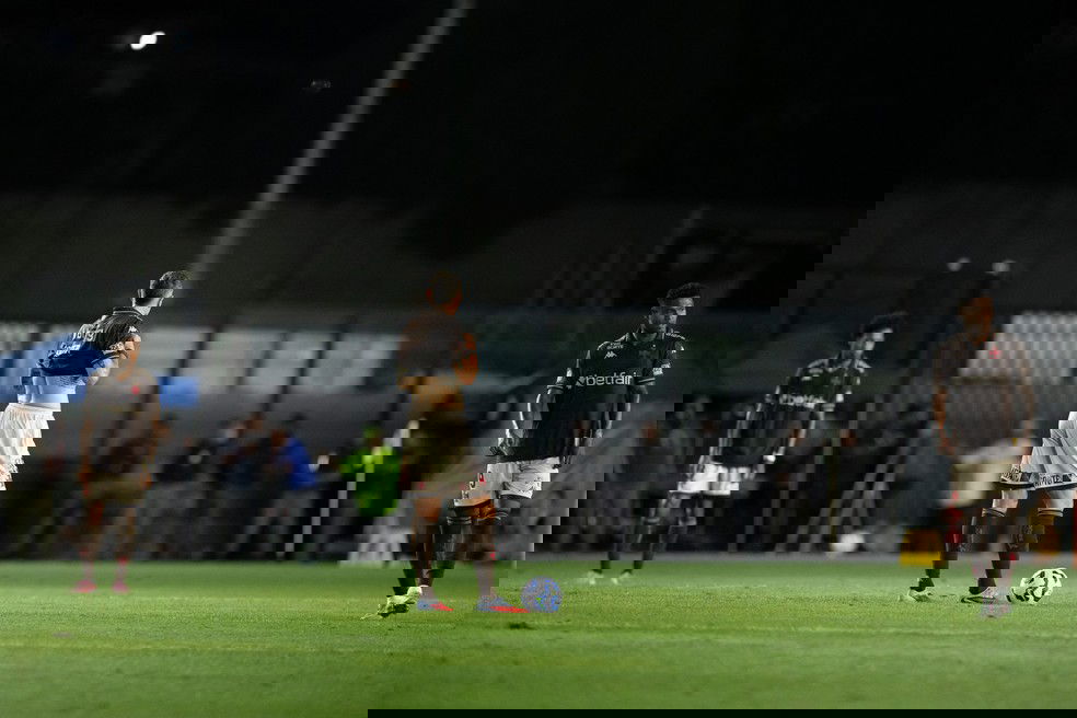 20251120-214716-1-6-vegetti-e-matheus-franca-na-partida-entre-vasco-e-juventude-foto-jorge-rodriguesagif-1 Jogadores do Vasco treinando em campo à noite.