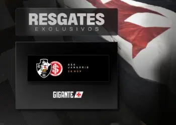 Camisa do Vasco com bandeira ao fundo.