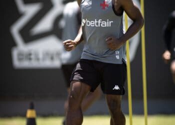 1. Jogador em treinamento com bola.