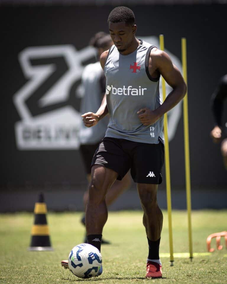 1. Jogador em treinamento com bola.