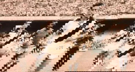 Atleta vascaínico carregando bola em campo.