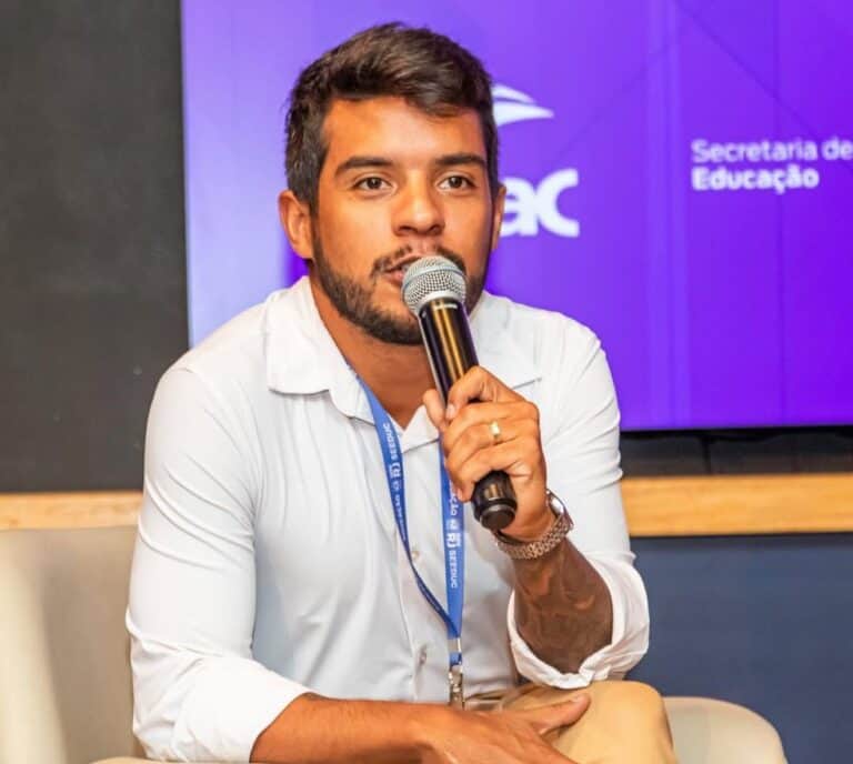 Homem segurando microfone durante evento.