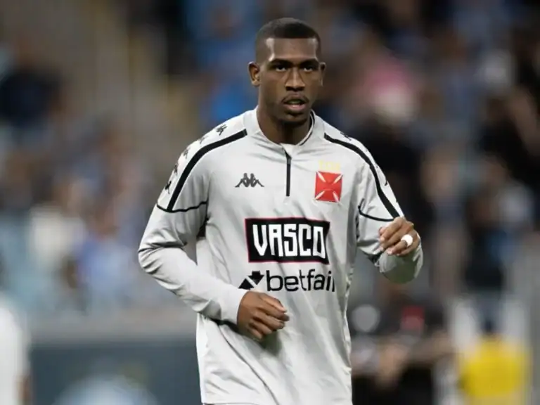 Jogador do Vasco em ação durante partida.