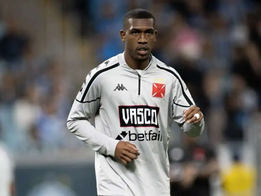 Jogador do Vasco em ação durante partida.