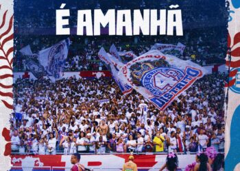 1. Torcida do Vasco com bandeiras no estádio.