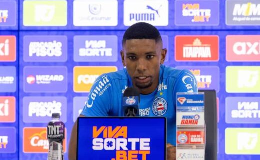 Jogador do Vasco em entrevista na sala de imprensa.