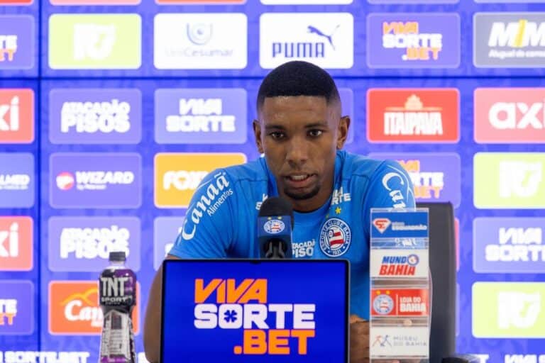 Jogador do Vasco em entrevista na sala de imprensa.