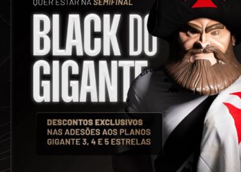 Boneco do Vasco da Gama com traje e chapéu de mongol, rosto expressivo.