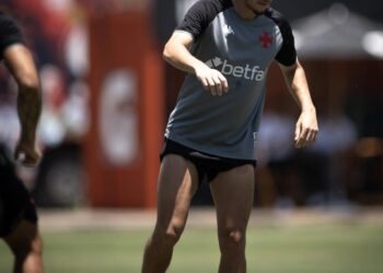 1. Jogador de futebol em ação no campo.