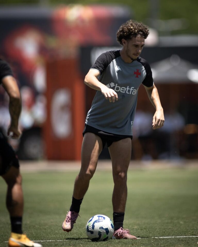 1. Jogador de futebol em ação no campo.