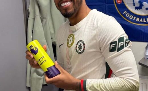 1. Jogador segurando taça do Premier League.