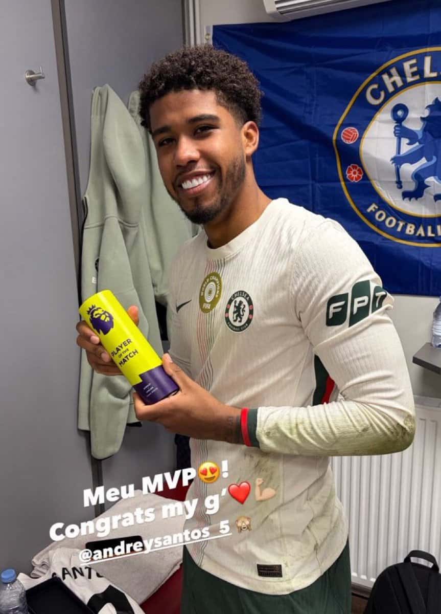 1. Jogador segurando taça do Premier League.