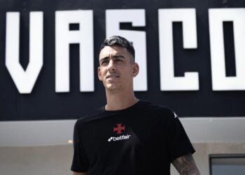 Jogador do Vasco com mural ao fundo.