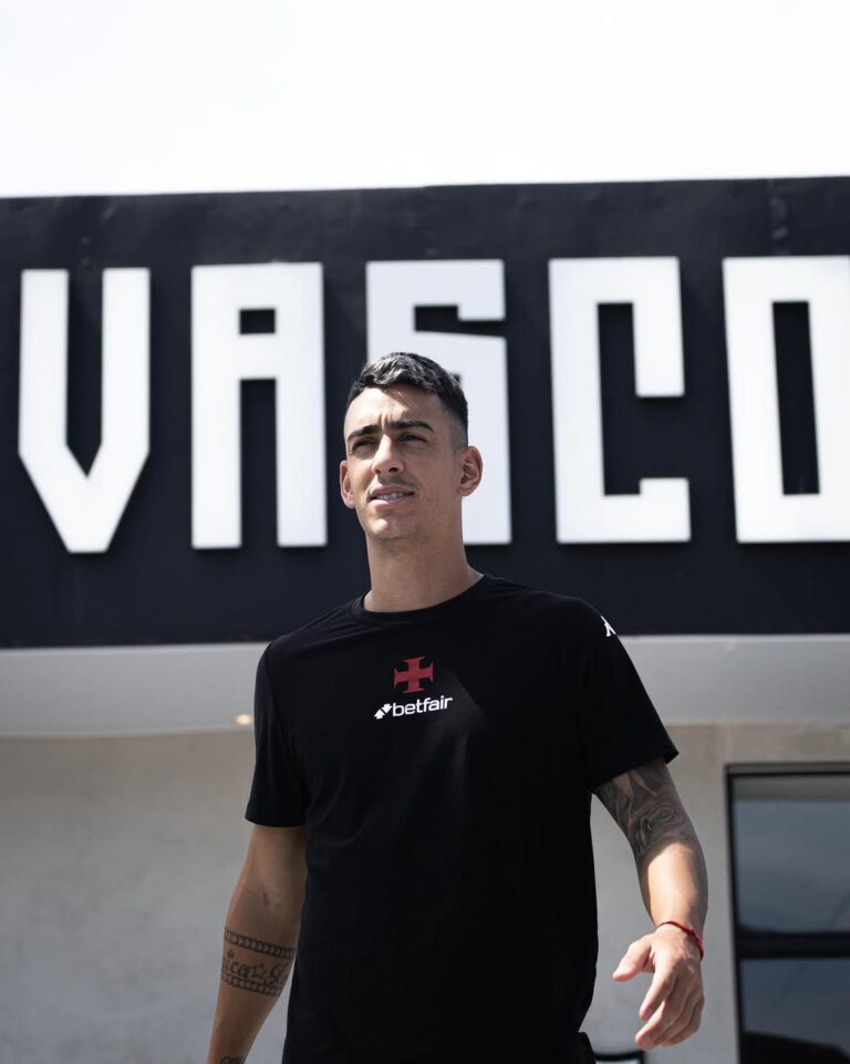 Jogador do Vasco com mural ao fundo.