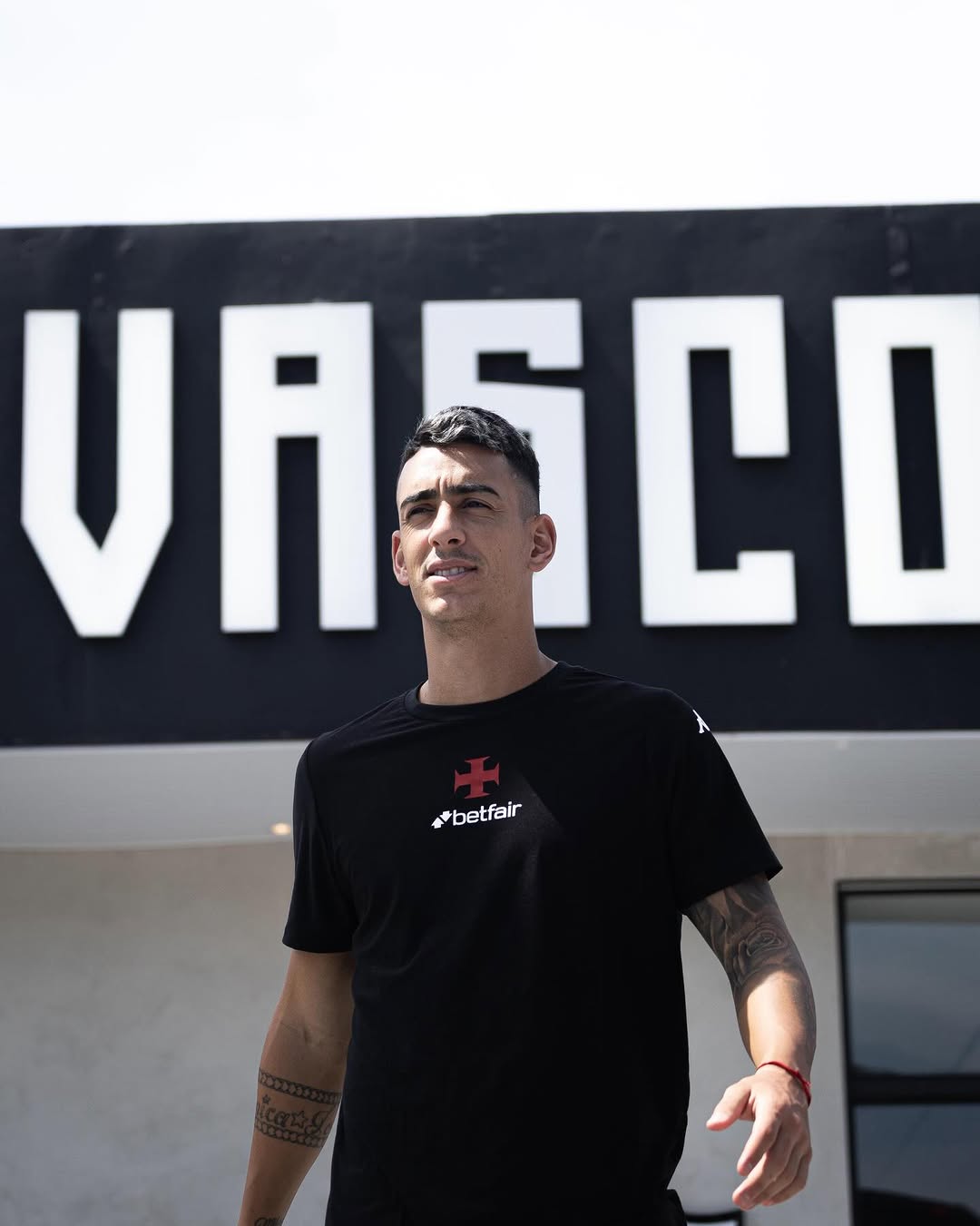 Jogador do Vasco com mural ao fundo.