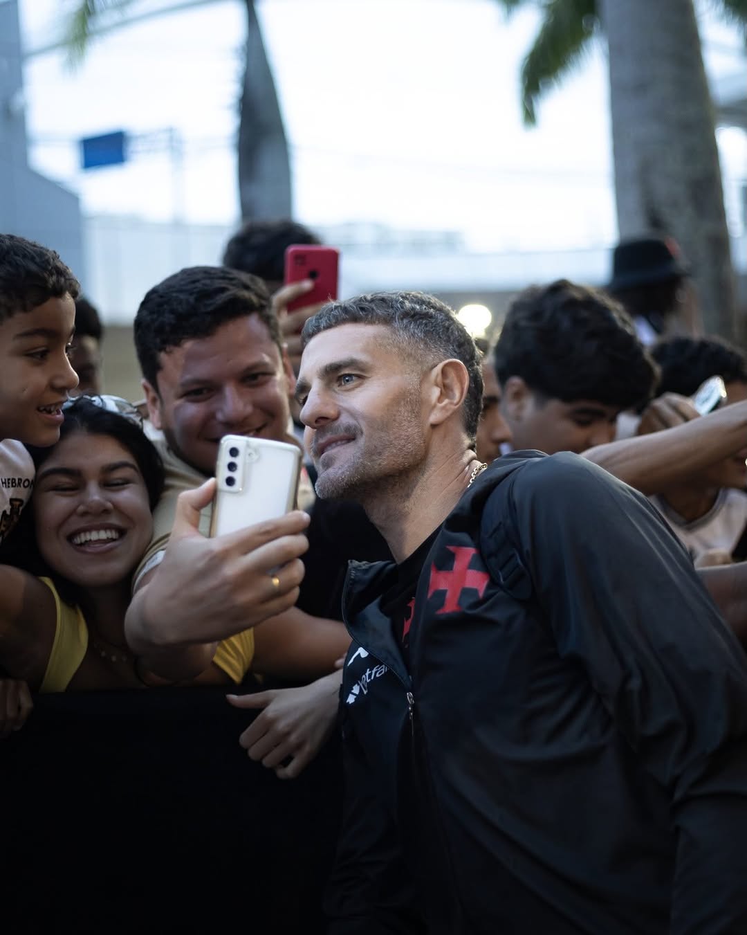 1. Torcedor do Vasco tirando selfie com jogador.